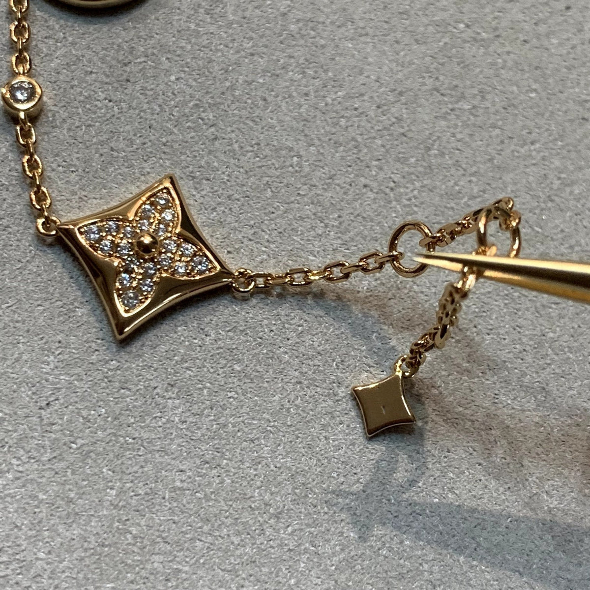 {
"Resenly Jewelry": "Resenly Jewelry",
"STAR AND SUN 4 MOTIFS GOLD DIAMONDS BRACELET": "スター＆サン 4モチーフ ゴールド ダイヤモンド ブレスレット"
}