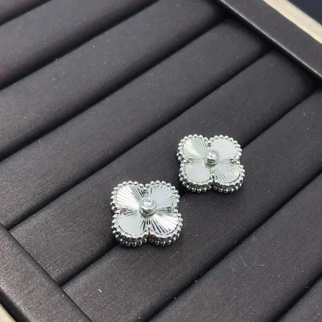 [Resenly Jewelry] クローバー ミニ 9.5mm レーザーピアス