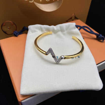 {
  "Resenly Jewelry": "Resenly Jewelry",
  "VOLTE UPSITE DOWN DIAMOND GOLD OPEN BRACELET": "VOLTE アップサイドダウン ダイヤモンド ゴールド オープンブレスレット"
}