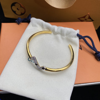 {
  "Resenly Jewelry": "Resenly Jewelry",
  "VOLTE UPSITE DOWN DIAMOND GOLD OPEN BRACELET": "VOLTE アップサイドダウン ダイヤモンド ゴールド オープンブレスレット"
}