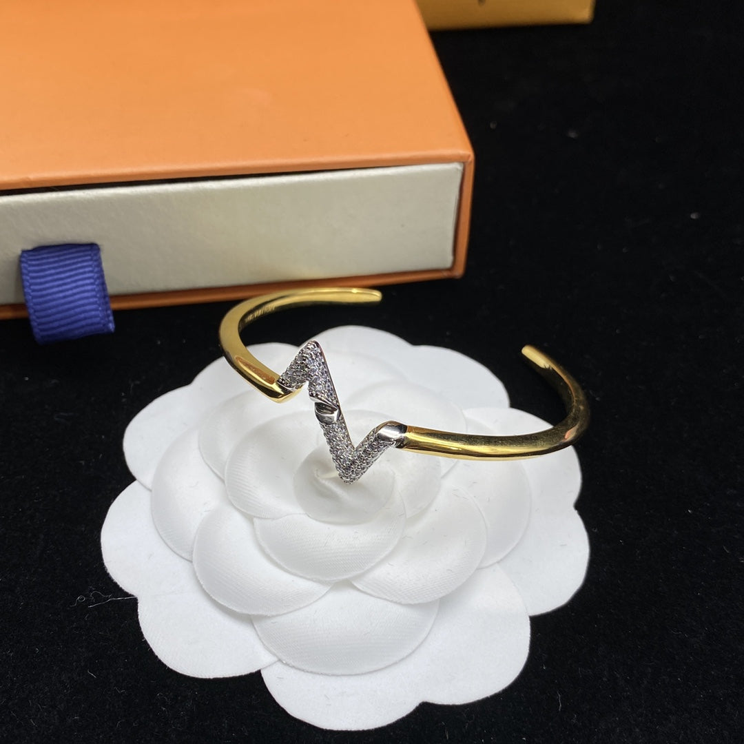 {
  "Resenly Jewelry": "Resenly Jewelry",
  "VOLTE UPSITE DOWN DIAMOND GOLD OPEN BRACELET": "VOLTE アップサイドダウン ダイヤモンド ゴールド オープンブレスレット"
}