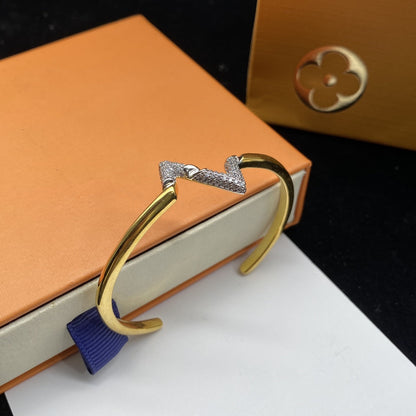 {
  "Resenly Jewelry": "Resenly Jewelry",
  "VOLTE UPSITE DOWN DIAMOND GOLD OPEN BRACELET": "VOLTE アップサイドダウン ダイヤモンド ゴールド オープンブレスレット"
}