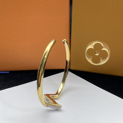 {
  "Resenly Jewelry": "Resenly Jewelry",
  "VOLTE UPSITE DOWN DIAMOND GOLD OPEN BRACELET": "VOLTE アップサイドダウン ダイヤモンド ゴールド オープンブレスレット"
}