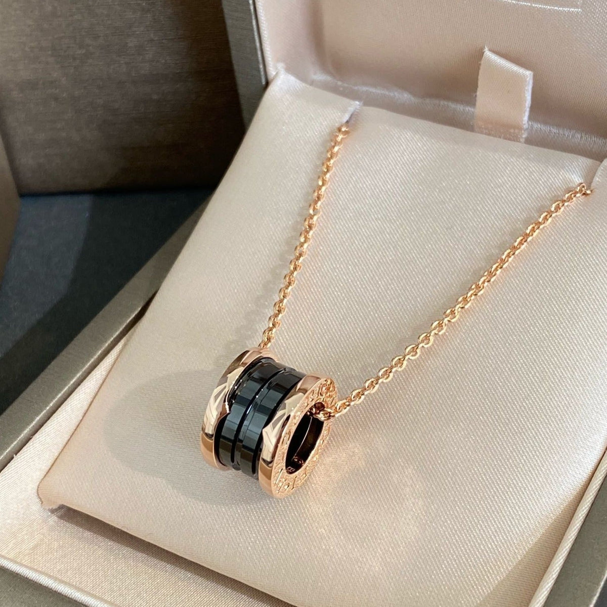 [Resenly Jewelry]ZERO 1 BLACK CERAMIC PINK GOLD NECKLACE