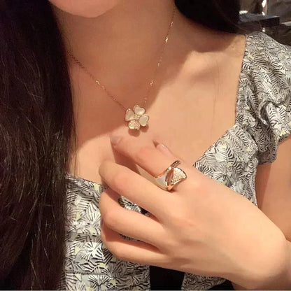 {
  "Resenly Jewelry": "Resenly Jewelry",
  "CLOVER MOP DIAMOND ROSE GOLD NECKLACE": "クローバー MOP ダイヤモンド ローズゴールド ネックレス"
}