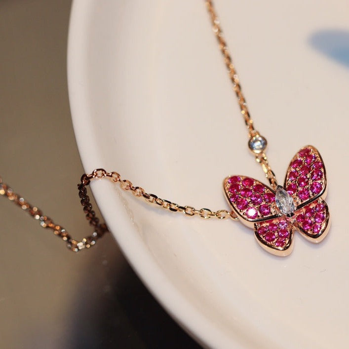 {
  "Resenly Jewelry": "Resenly Jewelry",
  "BUTTERFLY RED DIAMOND ROSE GOLD NECKLACE": "バタフライ レッドダイヤモンド ローズゴールド ネックレス"
}