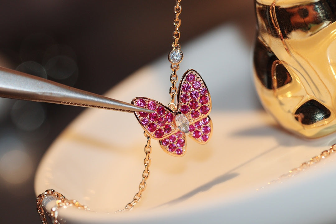{
  "Resenly Jewelry": "Resenly Jewelry",
  "BUTTERFLY RED DIAMOND ROSE GOLD NECKLACE": "バタフライ レッドダイヤモンド ローズゴールド ネックレス"
}