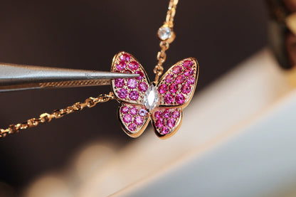 {
  "Resenly Jewelry": "Resenly Jewelry",
  "BUTTERFLY RED DIAMOND ROSE GOLD NECKLACE": "バタフライ レッドダイヤモンド ローズゴールド ネックレス"
}