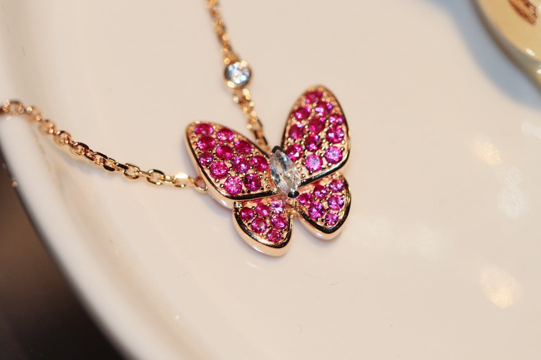 {
  "Resenly Jewelry": "Resenly Jewelry",
  "BUTTERFLY RED DIAMOND ROSE GOLD NECKLACE": "バタフライ レッドダイヤモンド ローズゴールド ネックレス"
}