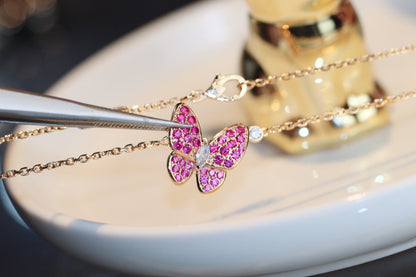 {
  "Resenly Jewelry": "Resenly Jewelry",
  "BUTTERFLY RED DIAMOND ROSE GOLD NECKLACE": "バタフライ レッドダイヤモンド ローズゴールド ネックレス"
}