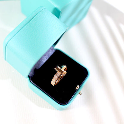 {
"Resenly Jewelry": "レゼンリー・ジュエリー",
"T1 NARROW DIAMOND PINK GOLD RING": "T1 ナロー ダイヤモンド ピンクゴールド リング"
}