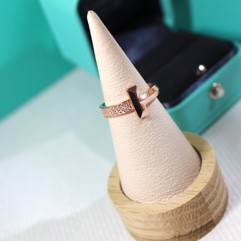 {
"Resenly Jewelry": "レゼンリー・ジュエリー",
"T1 NARROW DIAMOND PINK GOLD RING": "T1 ナロー ダイヤモンド ピンクゴールド リング"
}
