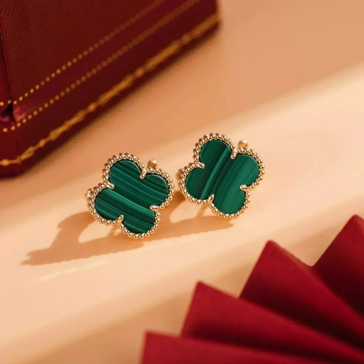 {
  "Resenly Jewelry": "Resenly Jewelry",
  "CLOVER MEDIUM 1 MOTIFS MALACHITE  EARRINGS": "クローバー ミディアム 1モチーフ マラカイト ピアス"
}