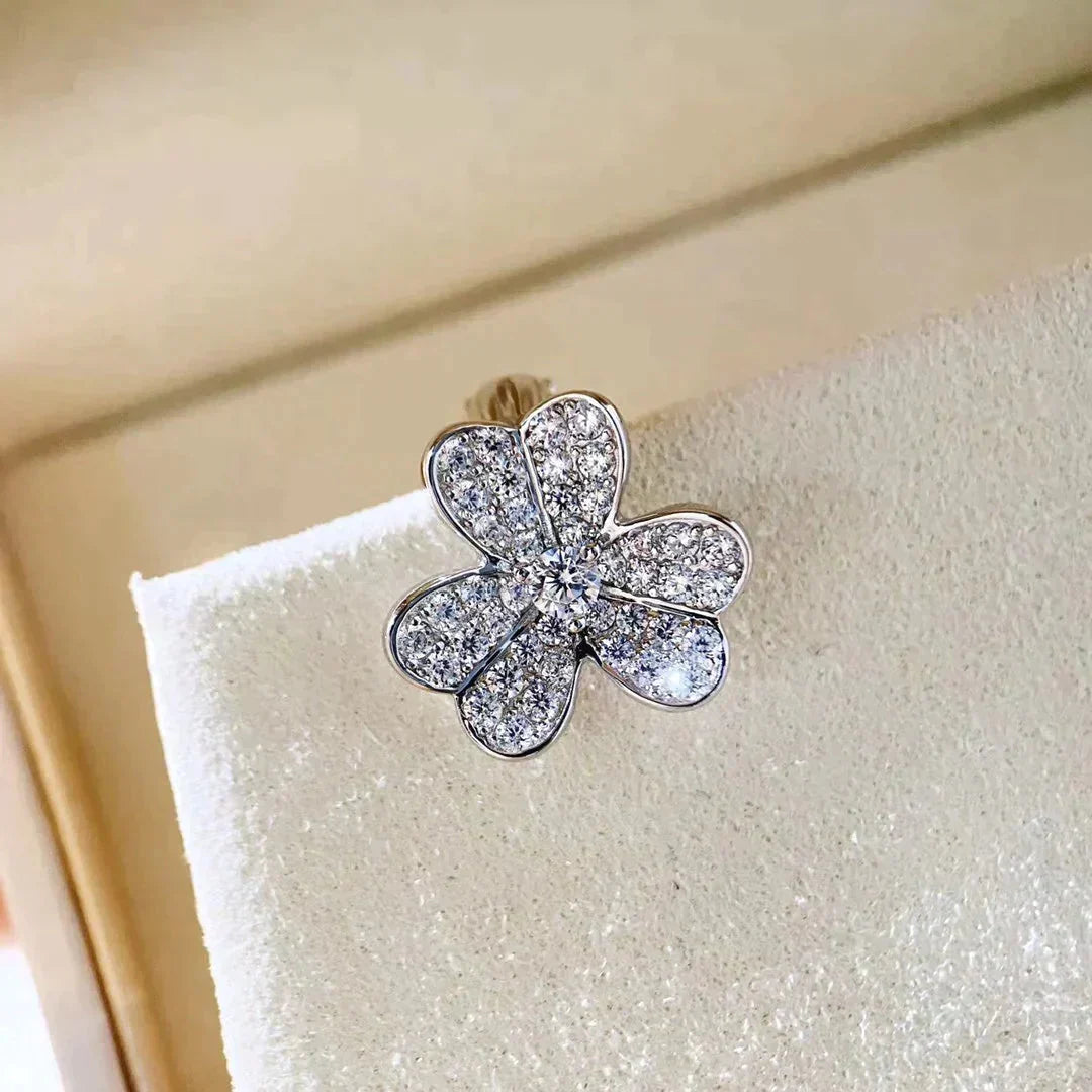 {
  "Resenly Jewelry": "Resenly Jewelry",
  "CLOVER COMOS DIAMOND EARRINGS SILVER": "クローバー コスモス ダイヤモンド ピアス シルバー"
}