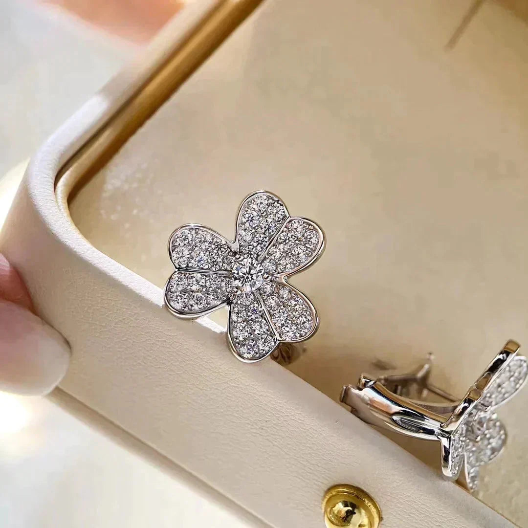 {
  "Resenly Jewelry": "Resenly Jewelry",
  "CLOVER COMOS DIAMOND EARRINGS SILVER": "クローバー コスモス ダイヤモンド ピアス シルバー"
}