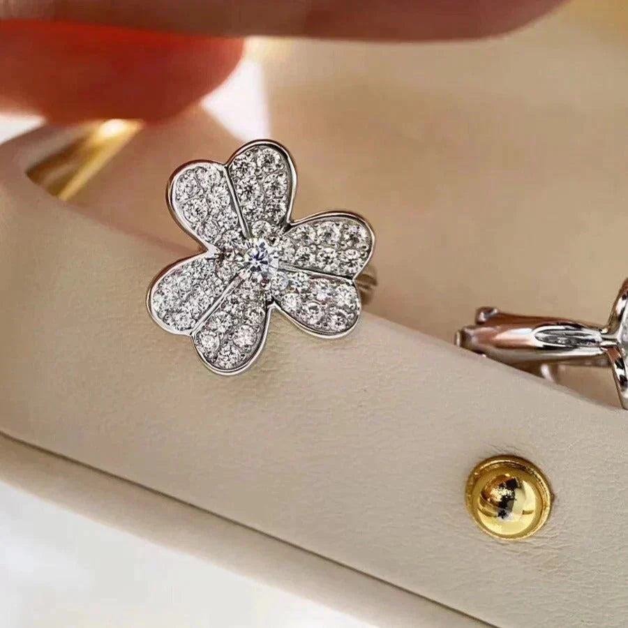 {
  "Resenly Jewelry": "Resenly Jewelry",
  "CLOVER COMOS DIAMOND EARRINGS SILVER": "クローバー コスモス ダイヤモンド ピアス シルバー"
}