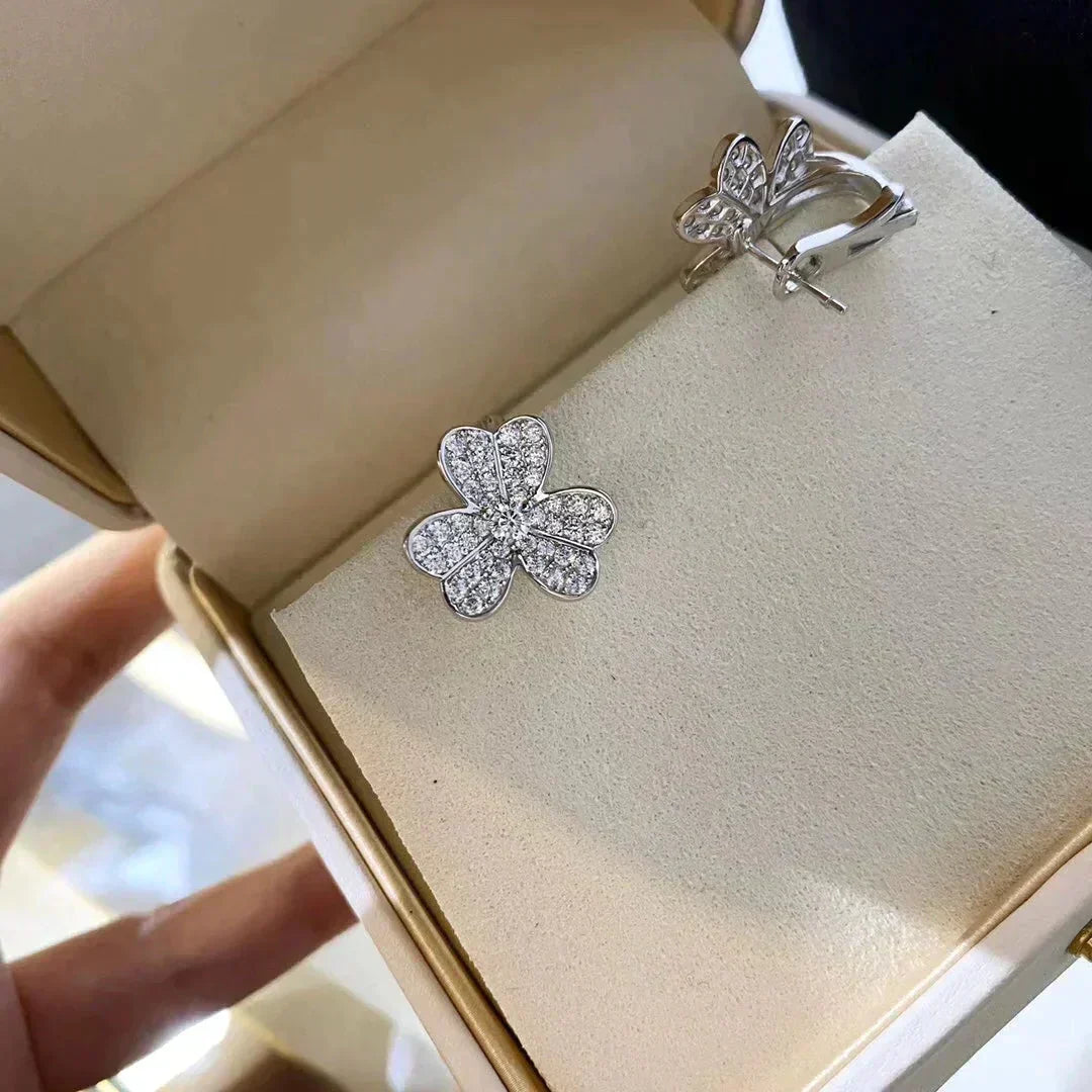 {
  "Resenly Jewelry": "Resenly Jewelry",
  "CLOVER COMOS DIAMOND EARRINGS SILVER": "クローバー コスモス ダイヤモンド ピアス シルバー"
}