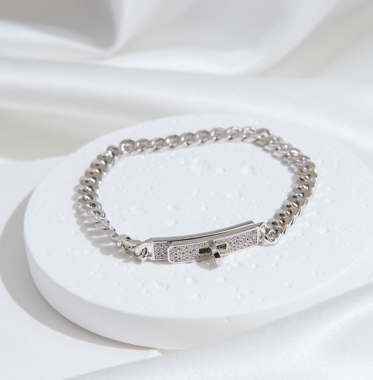{
  "Resenly Jewelry": "レゼンリー・ジュエリー",
  "KELLY CHAIN SILVER DIAMOND BRACELET": "ケリーチェーン シルバー ダイヤモンド ブレスレット"
}