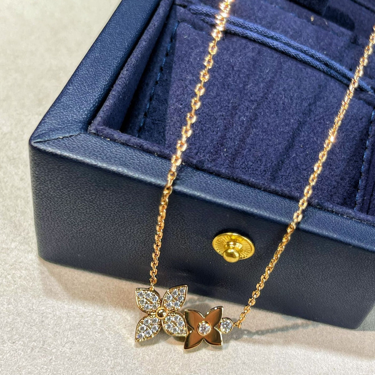 {
  "Resenly Jewelry": "レゼンリー・ジュエリー",
  "STAR BLOSSOM NECKLACE PINK GOLD DIAMONDS": "スター ブロッサム ネックレス ピンクゴールド ダイヤモンド"
}