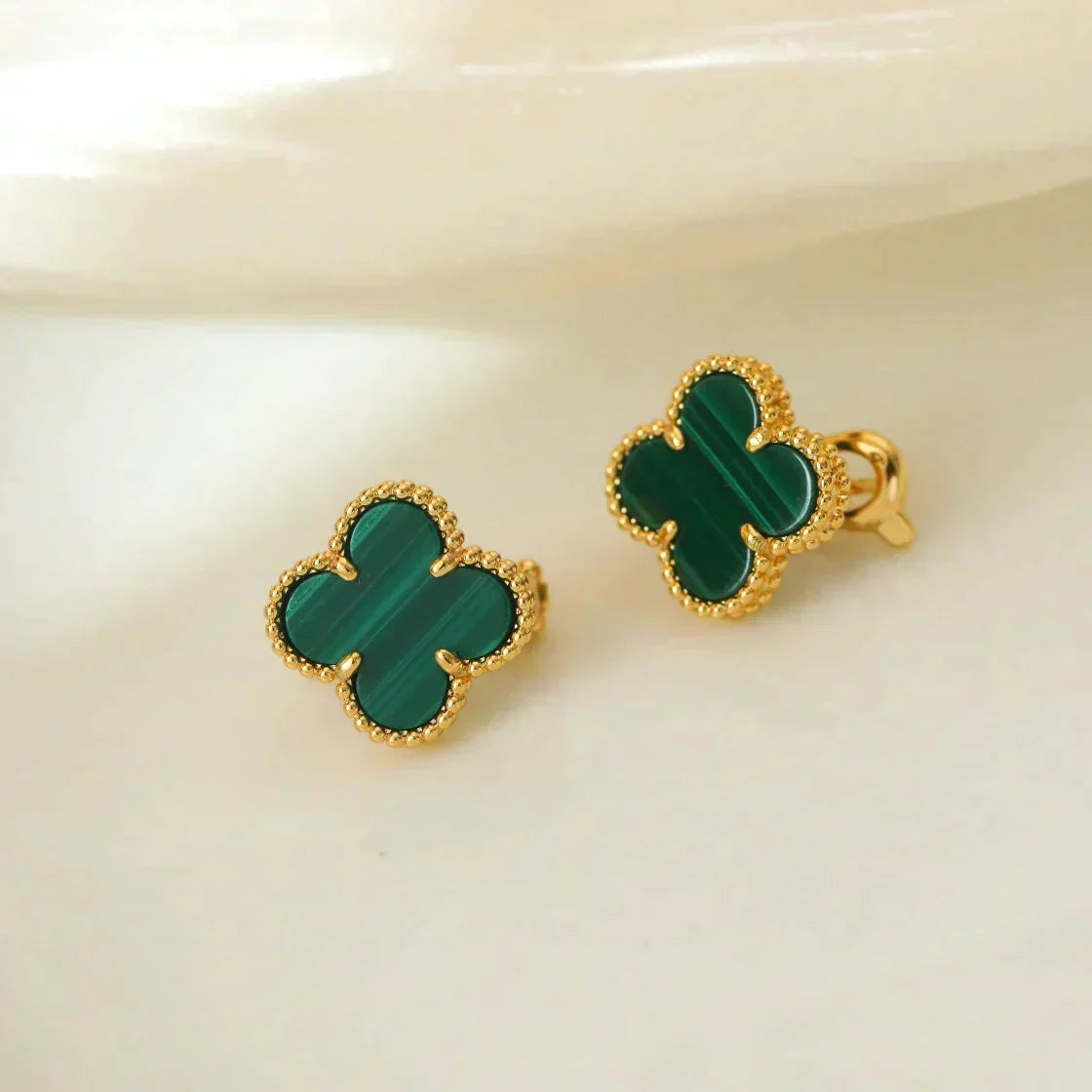 {
  "Resenly Jewelry": "Resenly Jewelry",
  "CLOVER MEDIUM 1 MOTIFS MALACHITE  EARRINGS": "クローバー ミディアム 1モチーフ マラカイト ピアス"
}