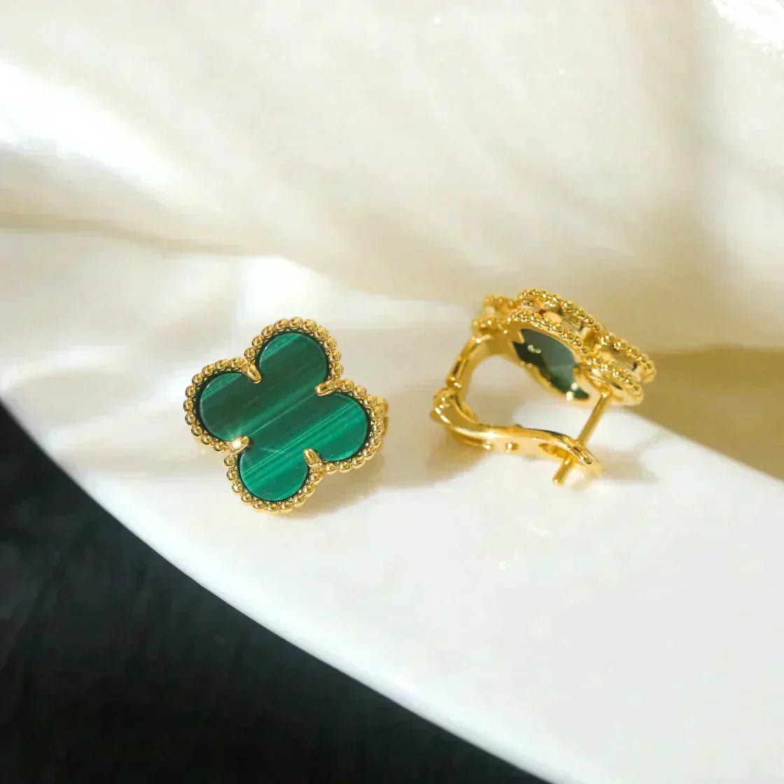 {
  "Resenly Jewelry": "Resenly Jewelry",
  "CLOVER MEDIUM 1 MOTIFS MALACHITE  EARRINGS": "クローバー ミディアム 1モチーフ マラカイト ピアス"
}