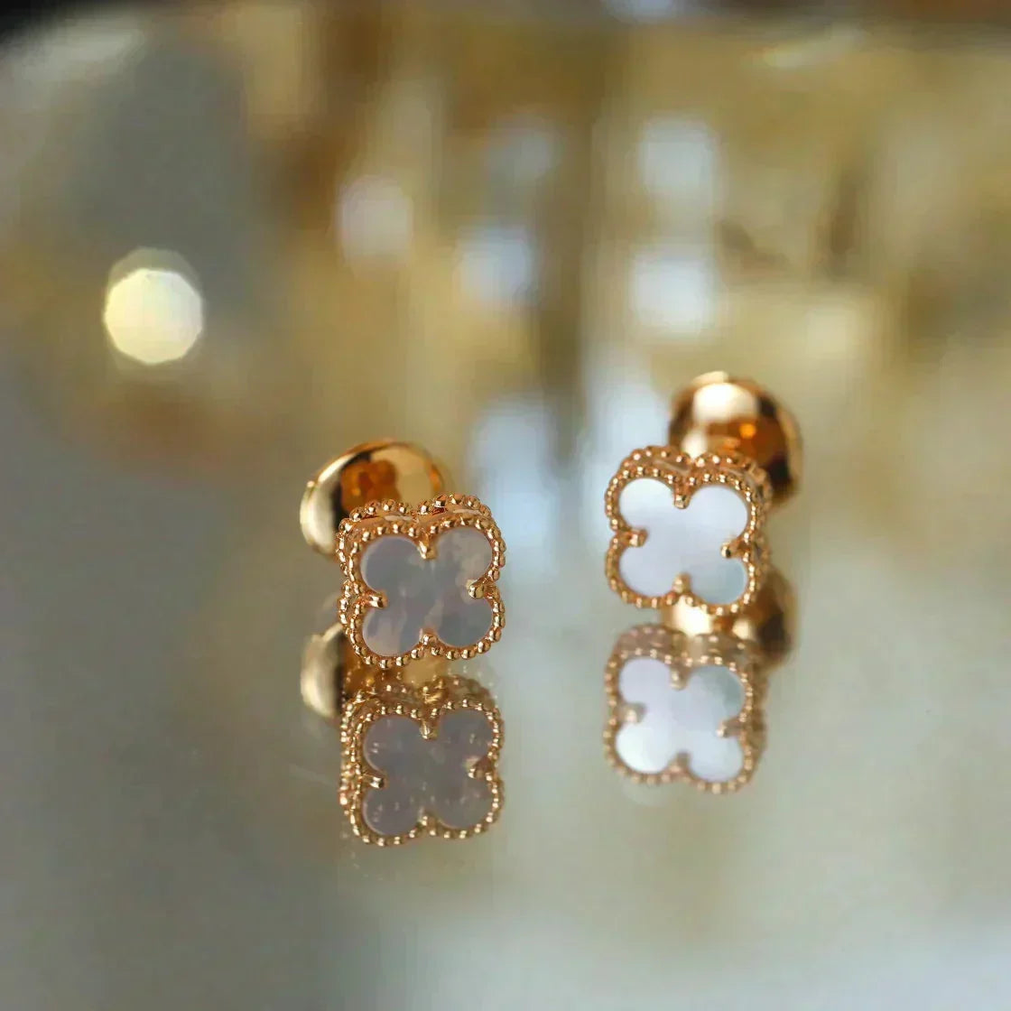 [Resenly Jewelry] クローバー ミニ 9.5MM ホワイトマザーオブパール ピアス