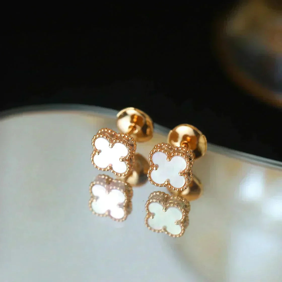 [Resenly Jewelry] クローバー ミニ 9.5MM ホワイトマザーオブパール ピアス