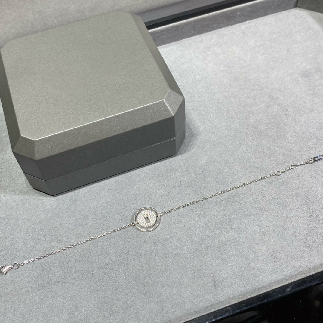 {
  "Resenly Jewelry": "レゼンリー・ジュエリー",
  "LUCKY MOVE DIAMOND PAVED BRACELET": "ラッキー ムーブ ダイヤモンド パヴェ ブレスレット"
}