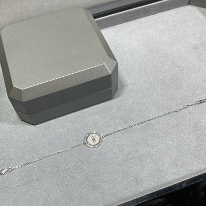 {
  "Resenly Jewelry": "レゼンリー・ジュエリー",
  "LUCKY MOVE DIAMOND PAVED BRACELET": "ラッキー ムーブ ダイヤモンド パヴェ ブレスレット"
}
