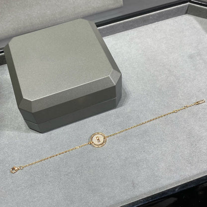 {
  "Resenly Jewelry": "レゼンリー・ジュエリー",
  "LUCKY MOVE DIAMOND PAVED BRACELET": "ラッキー ムーブ ダイヤモンド パヴェ ブレスレット"
}
