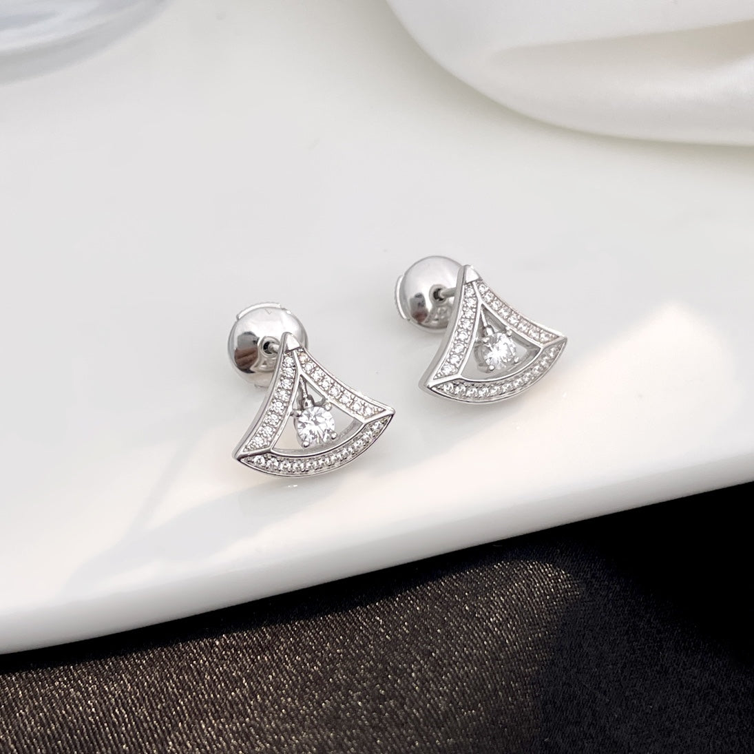 {
  "Resenly Jewelry": "Resenly Jewelry",
  "DREAM MINI DIAMOND STUD EARRINGS": "ドリーム ミニ ダイヤモンド スタッドピアス"
}