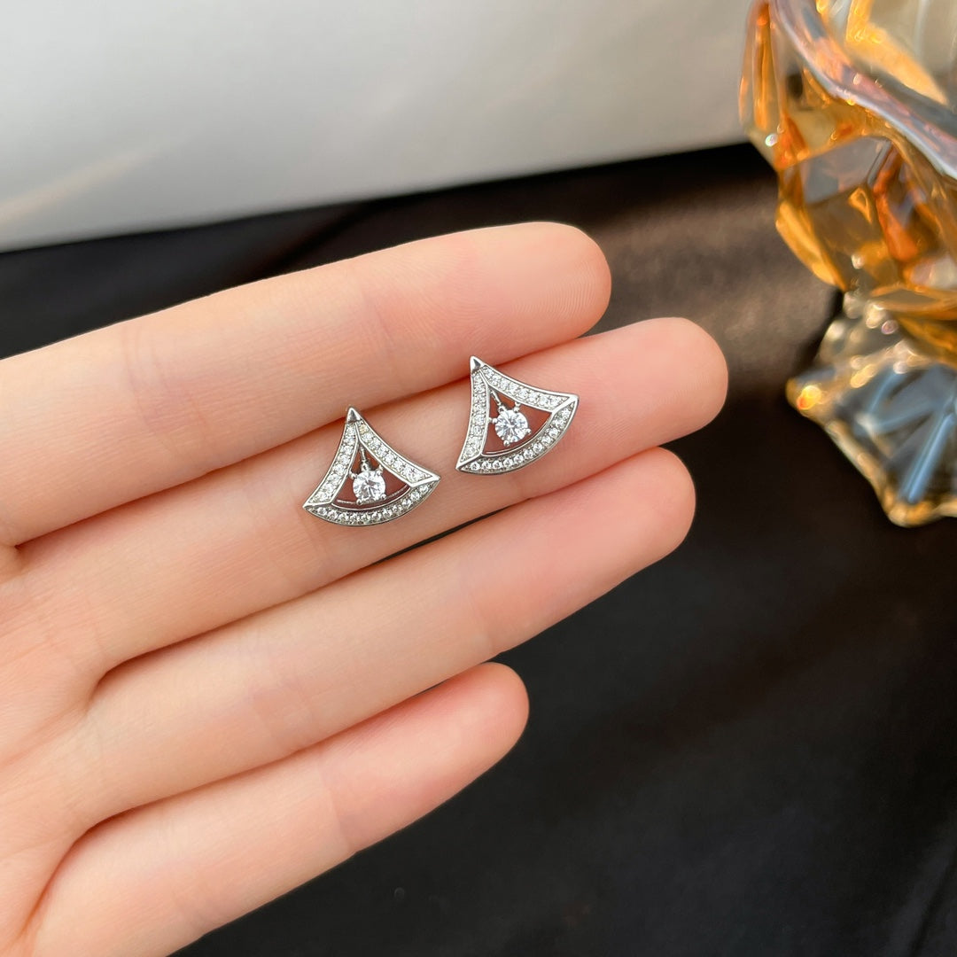 {
  "Resenly Jewelry": "Resenly Jewelry",
  "DREAM MINI DIAMOND STUD EARRINGS": "ドリーム ミニ ダイヤモンド スタッドピアス"
}