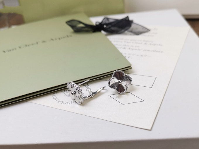 [Resenly Jewelry]CLOVER MEDIUM STUD EARRINGS