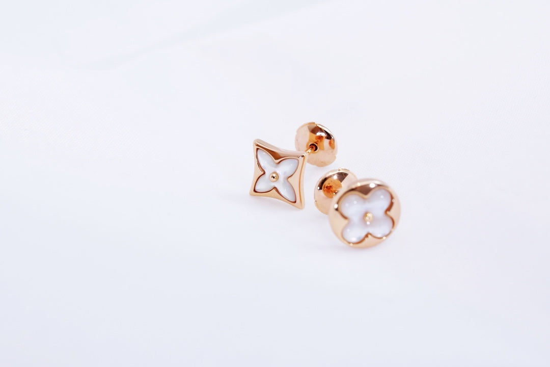 {
  "Resenly Jewelry": "Resenly Jewelry",
  "STAR AND SUN PINK GOLD MOP STUD EARRINGS": "スター＆サン ピンクゴールド MOP スタッドピアス"
}