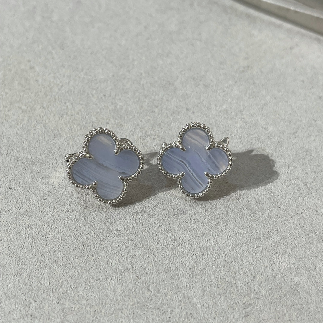 {
  "Resenly Jewelry": "Resenly Jewelry",
  "CLOVER CHALCEDONY SILVER STUD EARRINGS": "クローバー カルセドニー シルバー スタッドピアス"
}