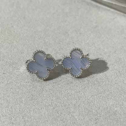 {
  "Resenly Jewelry": "Resenly Jewelry",
  "CLOVER CHALCEDONY SILVER STUD EARRINGS": "クローバー カルセドニー シルバー スタッドピアス"
}