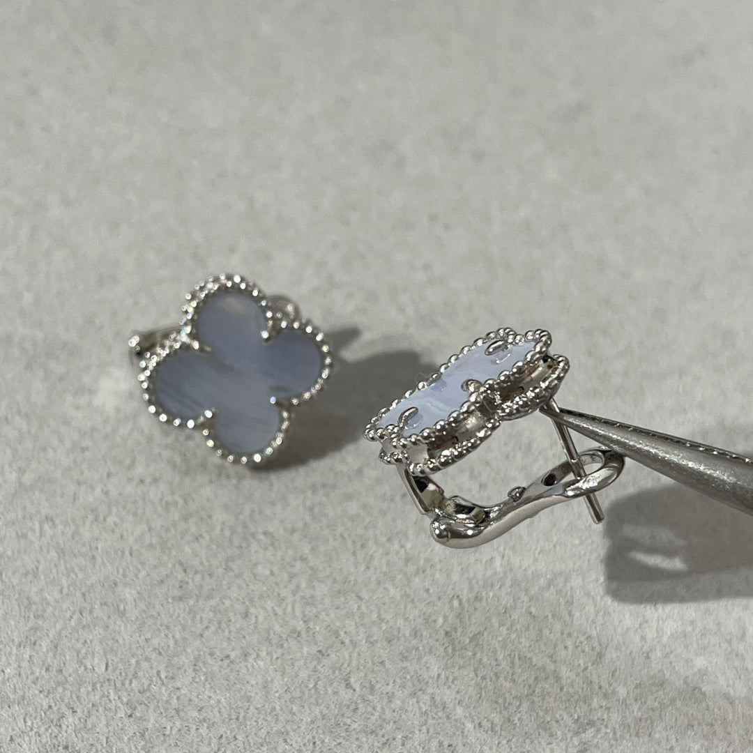 {
  "Resenly Jewelry": "Resenly Jewelry",
  "CLOVER CHALCEDONY SILVER STUD EARRINGS": "クローバー カルセドニー シルバー スタッドピアス"
}