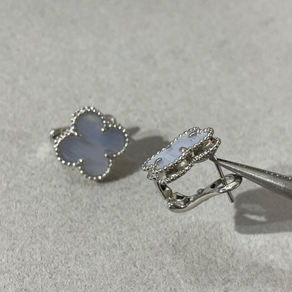 {
  "Resenly Jewelry": "Resenly Jewelry",
  "CLOVER CHALCEDONY SILVER STUD EARRINGS": "クローバー カルセドニー シルバー スタッドピアス"
}