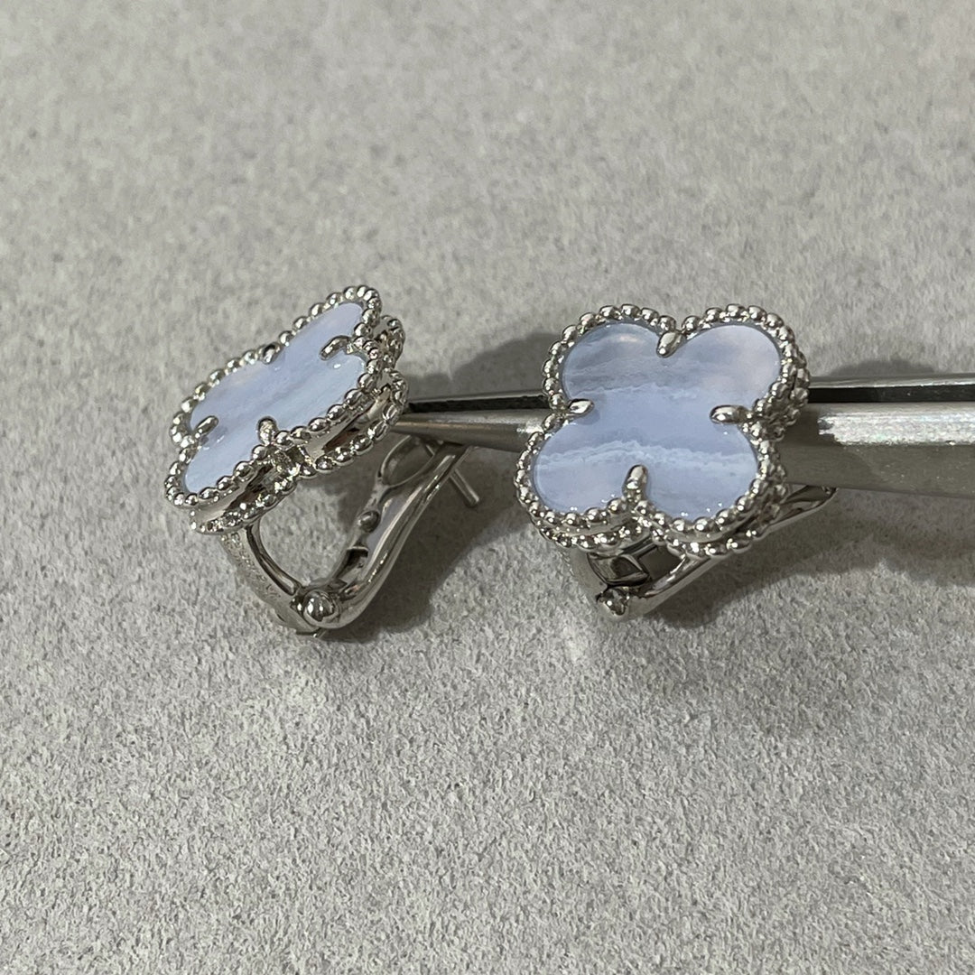 {
  "Resenly Jewelry": "Resenly Jewelry",
  "CLOVER CHALCEDONY SILVER STUD EARRINGS": "クローバー カルセドニー シルバー スタッドピアス"
}