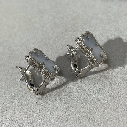 {
  "Resenly Jewelry": "Resenly Jewelry",
  "CLOVER CHALCEDONY SILVER STUD EARRINGS": "クローバー カルセドニー シルバー スタッドピアス"
}