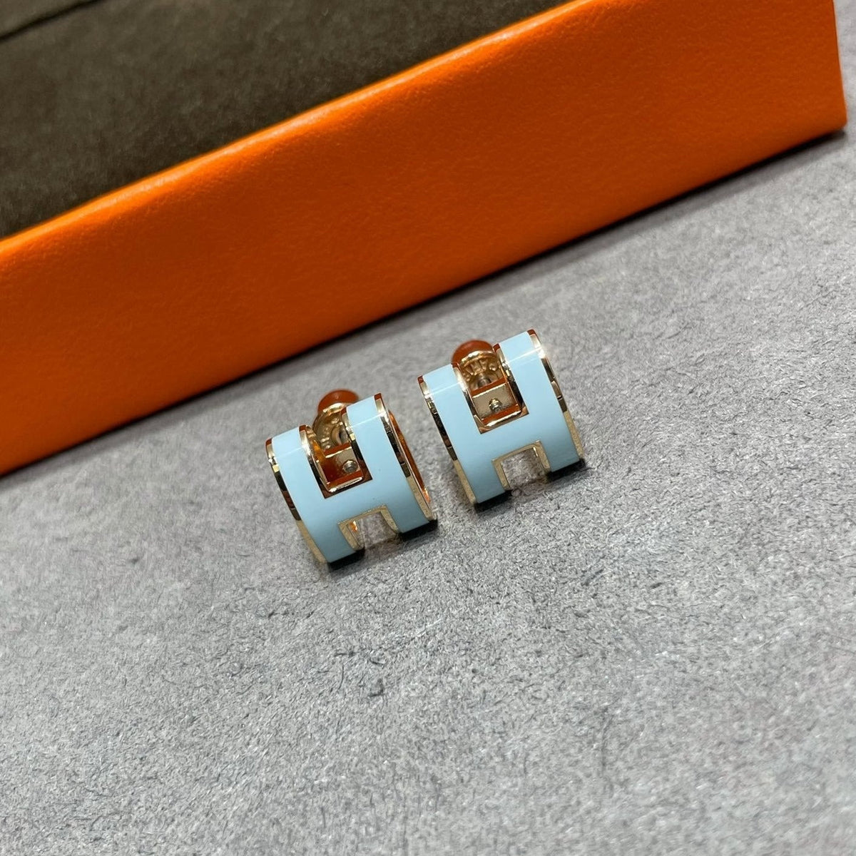 [Resenly Jewelry]POP H SKY BLUE STUD EARRINGS