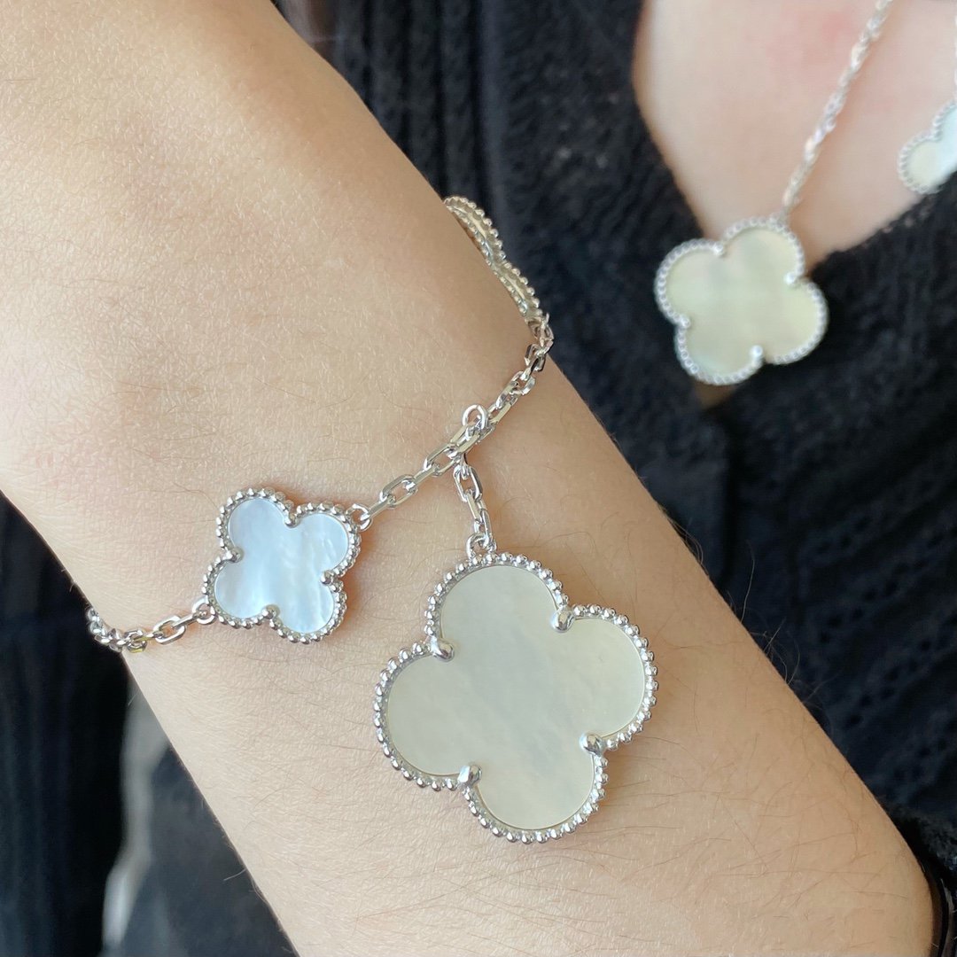 {
  "[Resenly Jewelry]CLOVER 5 MOTIF WHITE MOP SILVER BRACELET": "[Resenly Jewelry] クローバー 5モチーフ ホワイトMOP シルバーブレスレット"
}