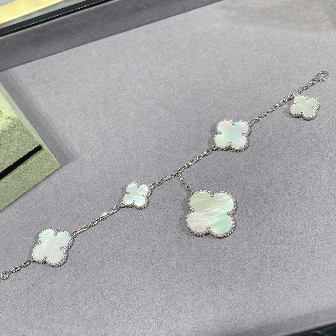 {
  "[Resenly Jewelry]CLOVER 5 MOTIF WHITE MOP SILVER BRACELET": "[Resenly Jewelry] クローバー 5モチーフ ホワイトMOP シルバーブレスレット"
}