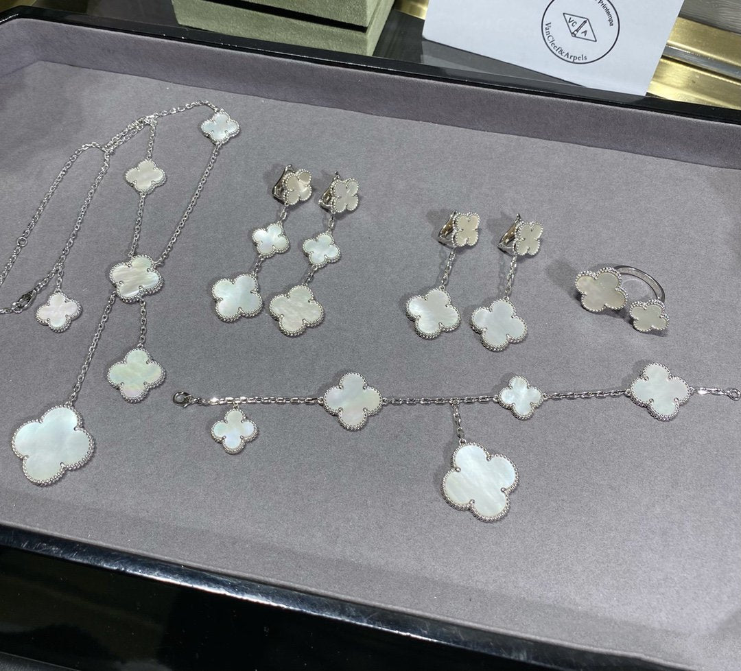 {
  "[Resenly Jewelry]CLOVER 5 MOTIF WHITE MOP SILVER BRACELET": "[Resenly Jewelry] クローバー 5モチーフ ホワイトMOP シルバーブレスレット"
}