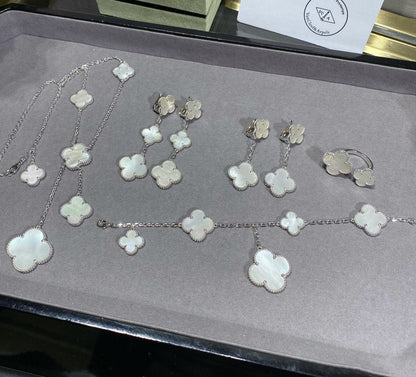 {
  "[Resenly Jewelry]CLOVER 5 MOTIF WHITE MOP SILVER BRACELET": "[Resenly Jewelry] クローバー 5モチーフ ホワイトMOP シルバーブレスレット"
}