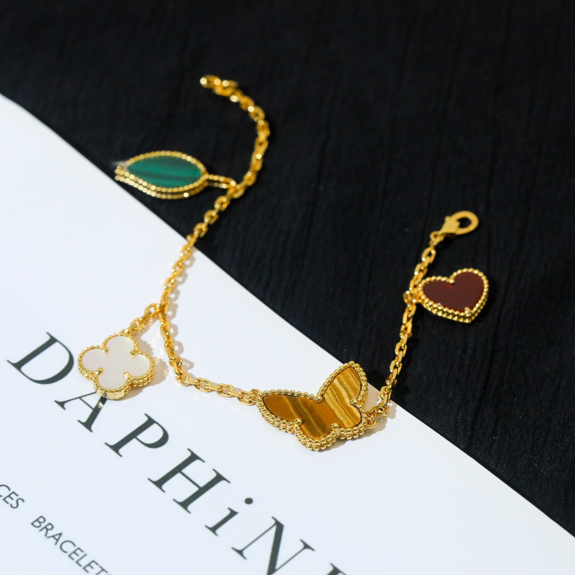 {
  "Resenly Jewelry": "レゼンリー・ジュエリー",
  "LUCKY SPRING 5 MOTIF GOLD BRACELET": "ラッキースプリング 5モチーフ ゴールドブレスレット"
}