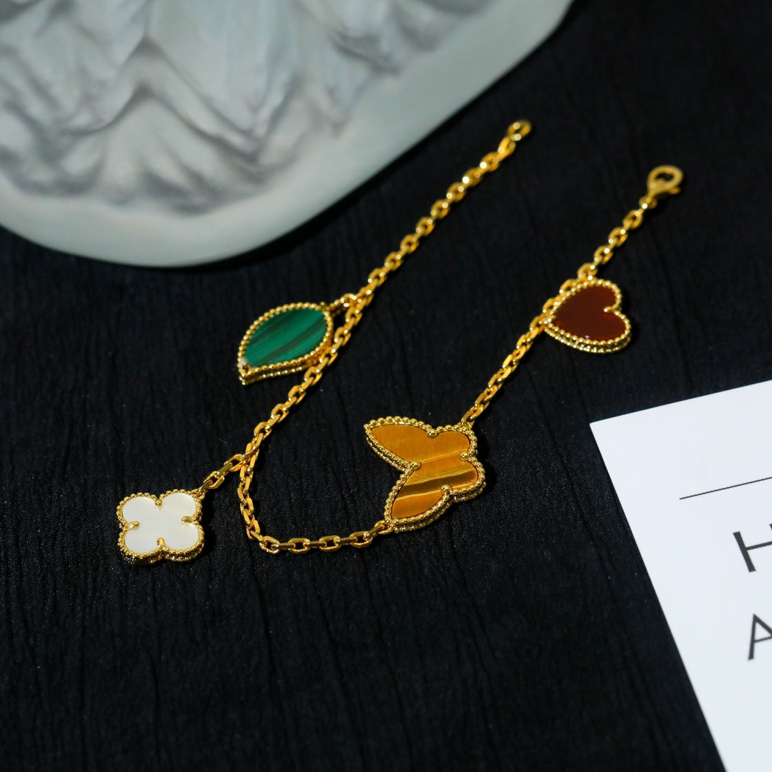{
  "Resenly Jewelry": "レゼンリー・ジュエリー",
  "LUCKY SPRING 5 MOTIF GOLD BRACELET": "ラッキースプリング 5モチーフ ゴールドブレスレット"
}