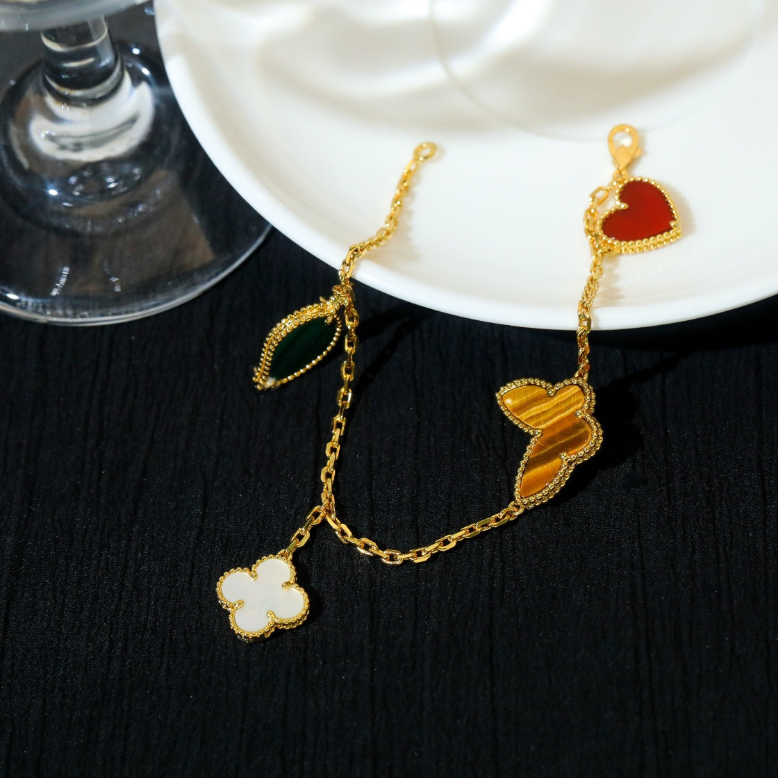 {
  "Resenly Jewelry": "レゼンリー・ジュエリー",
  "LUCKY SPRING 5 MOTIF GOLD BRACELET": "ラッキースプリング 5モチーフ ゴールドブレスレット"
}