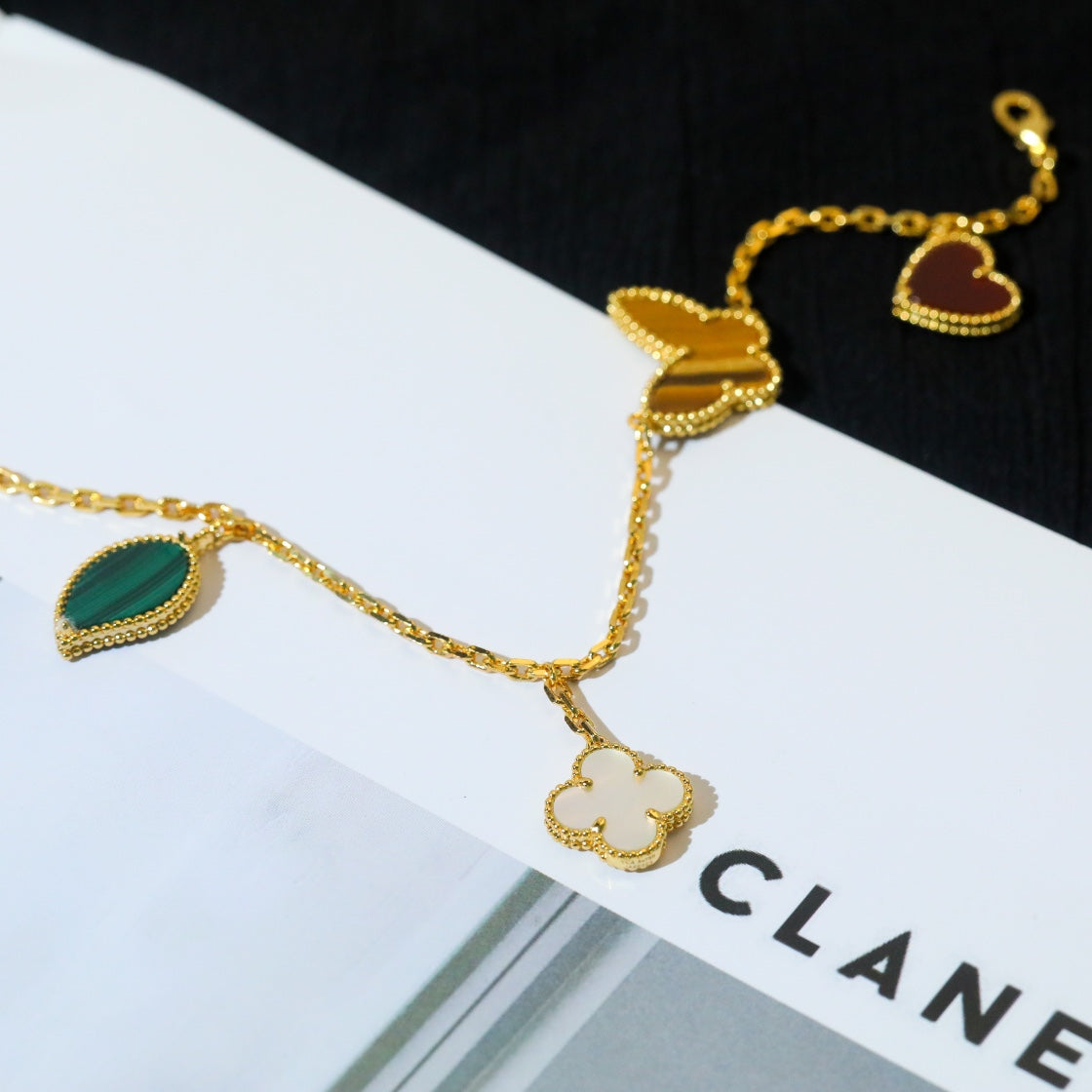 {
  "Resenly Jewelry": "レゼンリー・ジュエリー",
  "LUCKY SPRING 5 MOTIF GOLD BRACELET": "ラッキースプリング 5モチーフ ゴールドブレスレット"
}