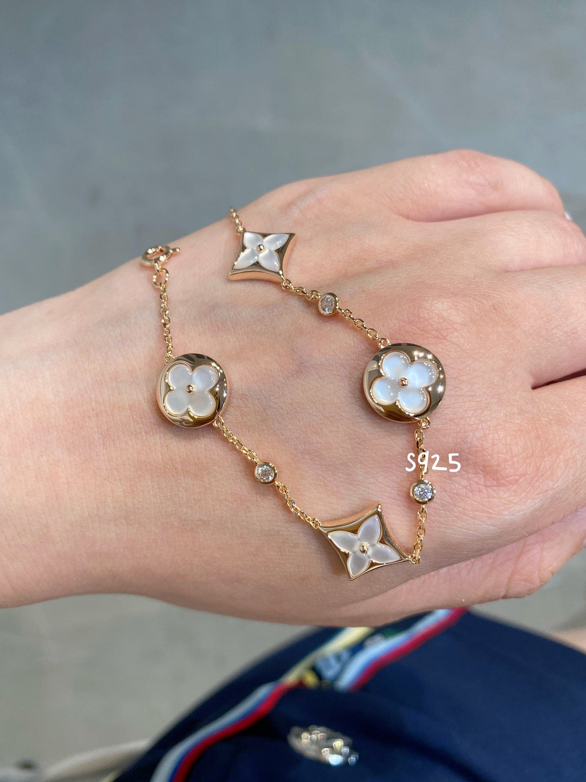 {
  "Resenly Jewelry": "Resenly Jewelry",
  "STAR AND SUN 4 MOTIF WHITE MOP PINK GOLD BRACELET": "スター＆サン 4モチーフ ホワイトMOP ピンクゴールドブレスレット"
}